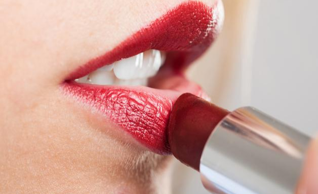 过期口红不要扔，涂在化妆棉上这样用，太强大了，一年省下千百元