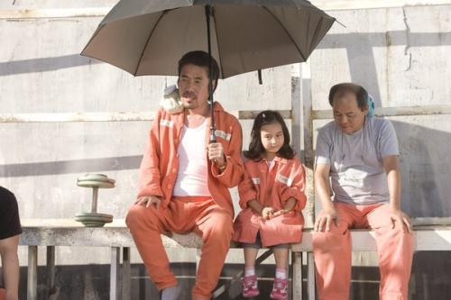 虽然我被关进了监狱的七号房，但是有你陪着我的每一天，都是生命的礼物。