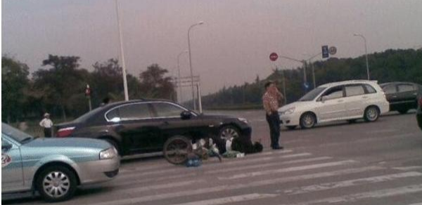 开车撞人后不先垫医药费，坚持走保险违法吗早点清楚为好