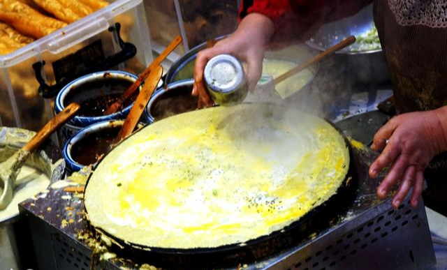 煎饼老爸救了个小偷，几年后，对方在千里之外还他一个儿媳