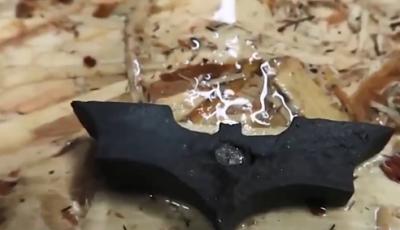 男子河里洗澡，发现水下有块怪异石头，好奇撬开一瞧，惊喜不已