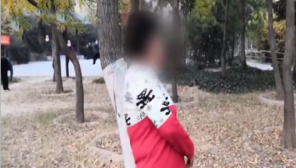 女子公园健身，遭众人围观，得知真相后大家都不淡定了