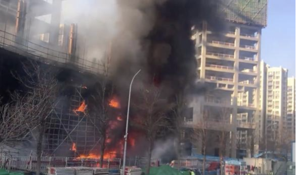 济南一个在建楼盘突发火灾，浓烟滚滚