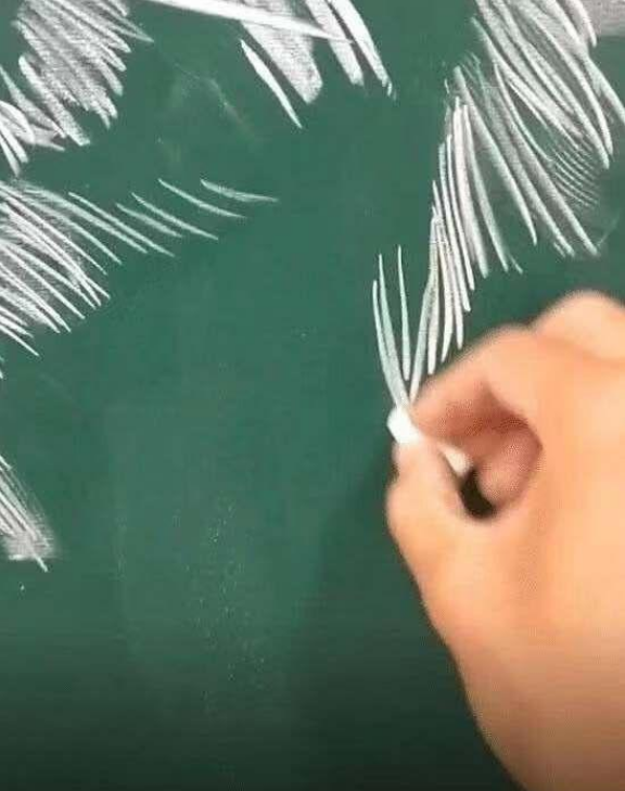 美术老师第一天上课被嘲笑，放下粉笔后，同学们纷纷竖起大拇指