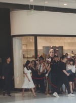 宋慧乔婚变后首露面！强颜撑场也挡不了爆瘦模样...