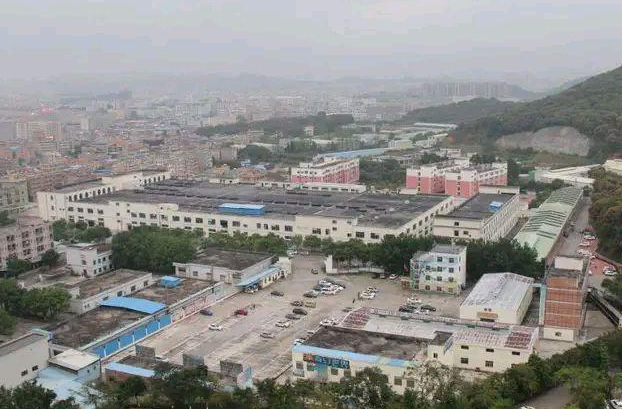 东莞城中村遍布“荒废”出租屋，租金2百元不到：听听网友怎么说