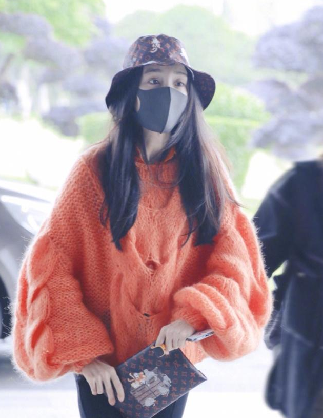 杨幂橙色毛衣配健美短裤，大秀筷子腿，网友直呼人美穿什么都好看！