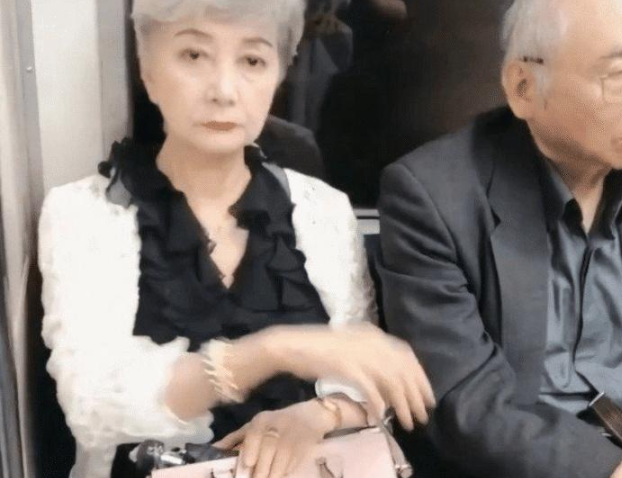 地铁现最美奶奶，有钱的女人不一定有气质，但有气质的一定不差钱