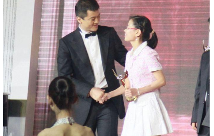 李亚鹏新恋情曝光？女方不仅“身价超五百万”，还与王菲神似？