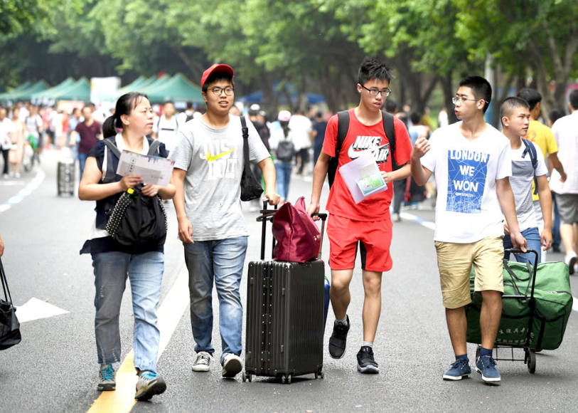 各位准大学生们，希望你们要利用大学积蓄人生！