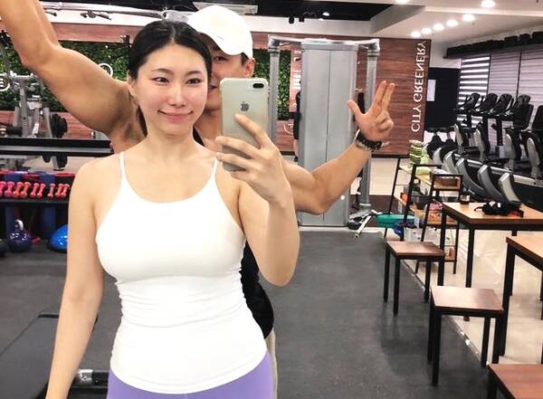 和小二十岁的男朋友恋爱，她竟被滋润得像二十岁？网友惊呆了