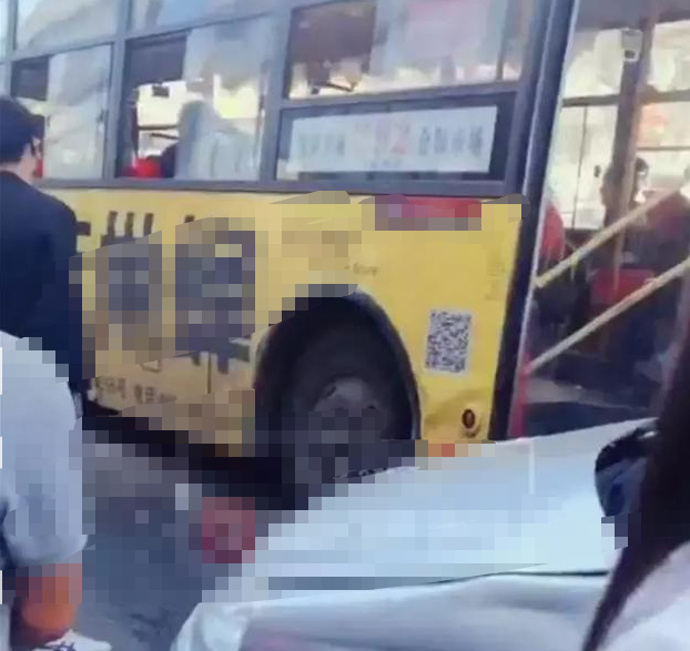 老公堵门，老婆打公交司机抢方向盘，结果令人担心的事情发生了