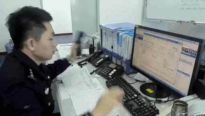 司机看见交警撒腿就跑，扔下价值40万茅台，警察找了1年没人认领