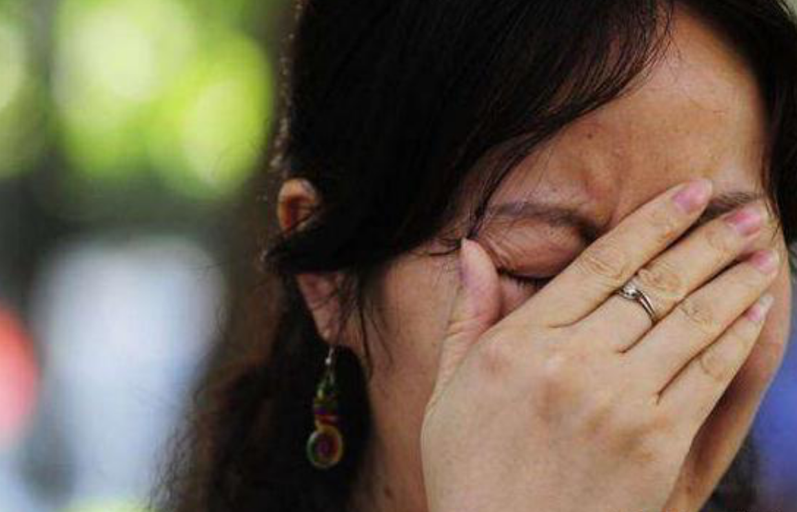 儿子失踪9年，母亲在街上卖炸串时看见他，报警后儿子却不愿回家