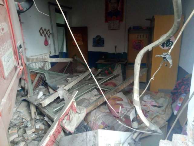 夫妻深夜睡得正香， “砰”的一声一辆大货车开到了床前