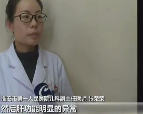 宠物猫跟婴儿“挤”在摇篮里睡觉 ，宝宝被压脸险窒息