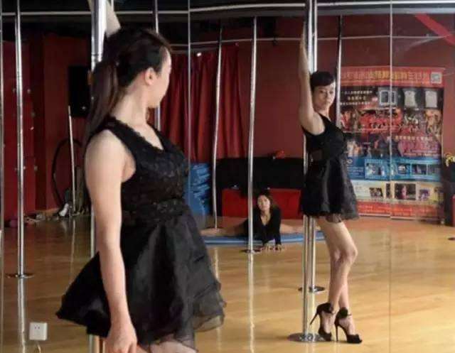 小伙变性之后，经常被人围观，只想过正常女人的自由生活