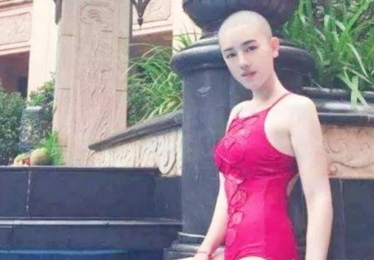 回顾抖音最火“尼姑”,穿着清凉海边嬉戏,网友:难道菩萨不管管?