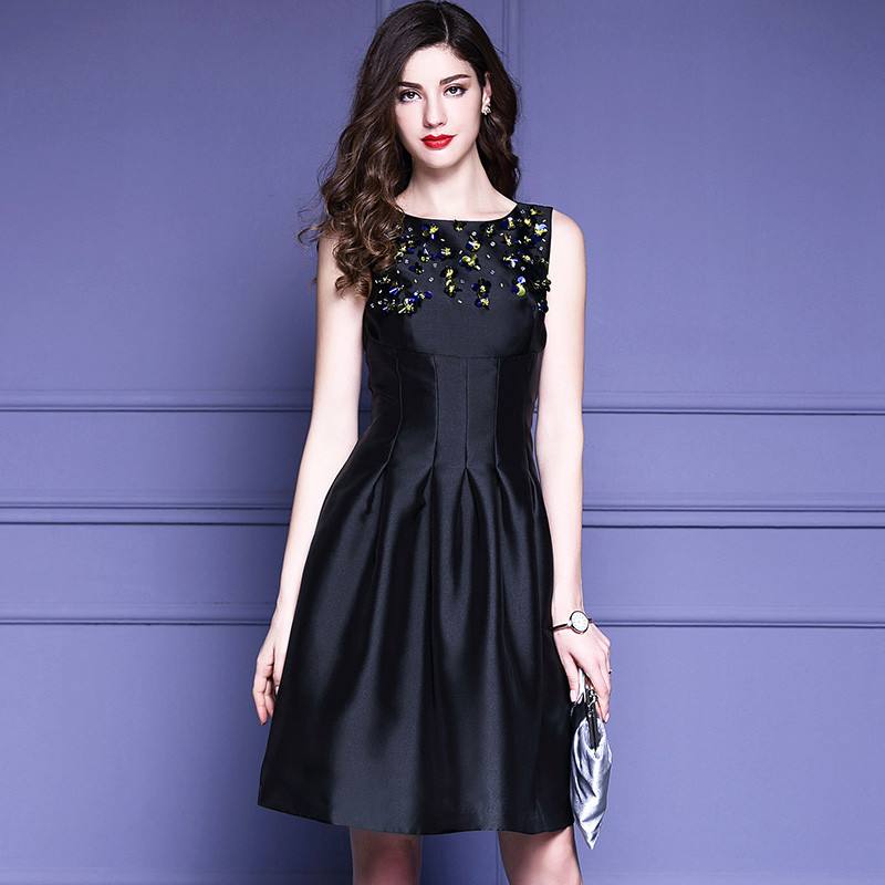 换上欧美风连衣裙都是聪明的女人，显瘦优雅，美得倾国倾城