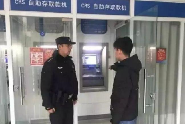密码还没输，ATM哗哗吐出近万元现金！小伙吓懵了……