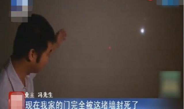 开发商把入户门建在阳台，男子找媒体曝光：公摊面积不能享受