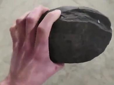 男子河里洗澡，发现水下有块怪异石头，好奇撬开一瞧，惊喜不已