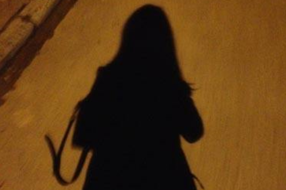 女子晚上下班回家，发现车里有身影，凑近查看后，女子慌了神