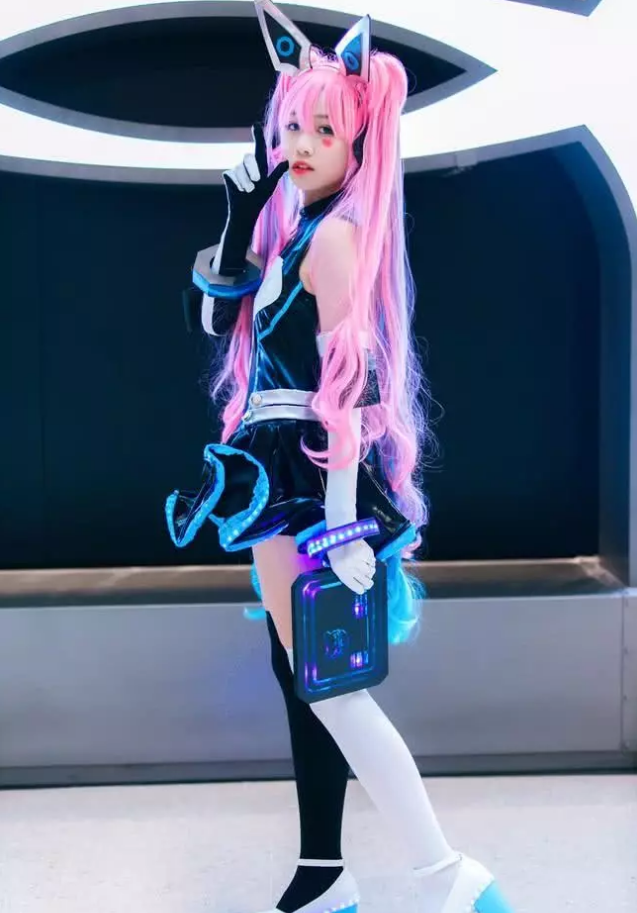 小仙女COS安琪拉，被“阴阳腿”实力抢镜，网友：完全受不了！