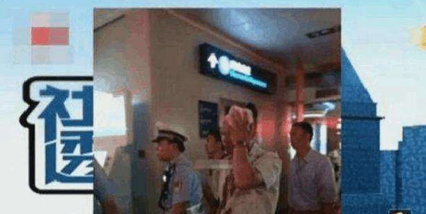 男子机场被打忍了一路， 下飞机后“突然复仇”，飞机上是绅士飞机下是斗士