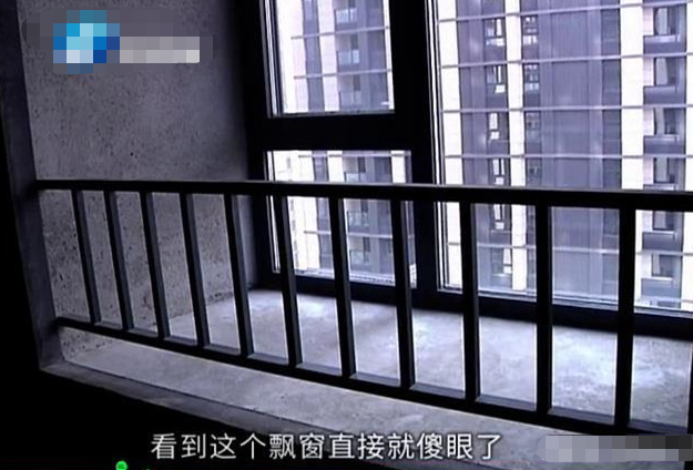 新房才交付，业主一看就气炸了，找到媒体曝光：看到飘窗就愣了