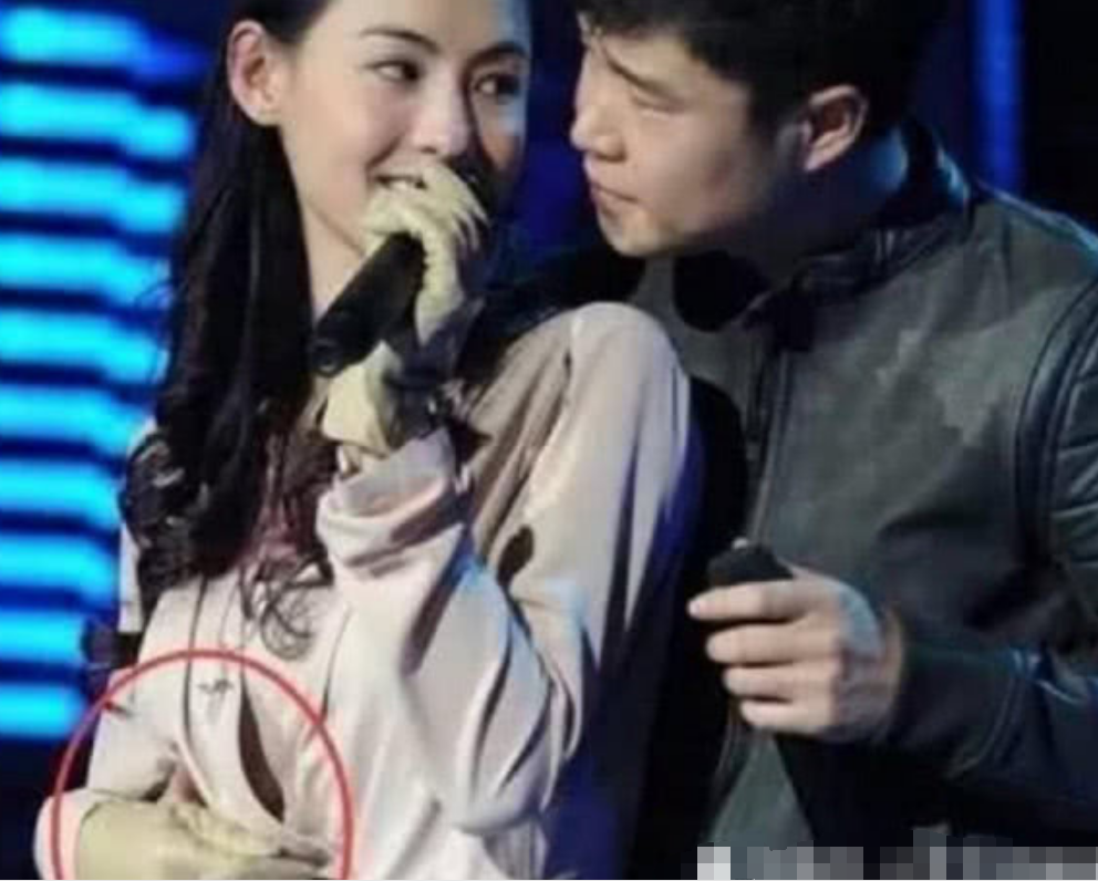 张柏芝衣扣不慎崩开，有谁注意到小沈阳的手？暴露真实人品！