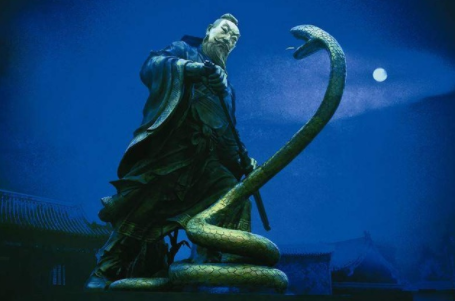 汉高祖醉酒后逃亡，途中怒斩白蛇，传说由此而来