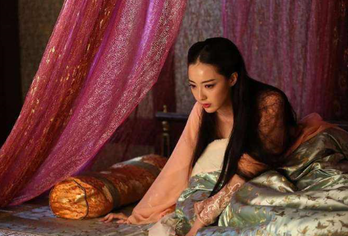 《京本通俗小说》：她被郡王许配给了碾玉匠，两人也情投意合，为什么郡王又棒打鸳鸯？