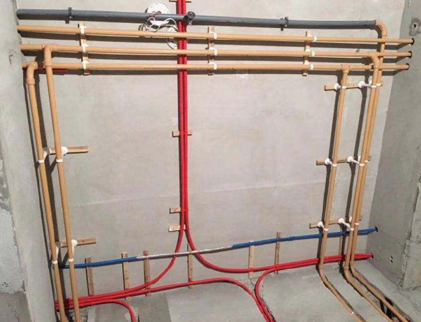 电线走顶还是埋在地里好？老电工说出优缺点，这种做法早被淘汰了