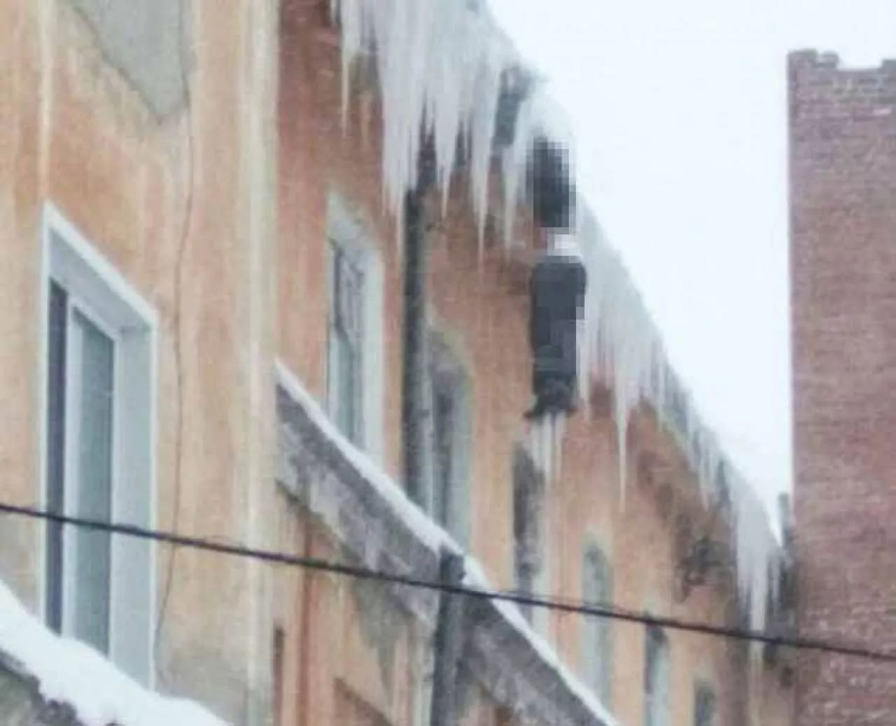 俄国男变“人肉冰柱”悬挂屋檐身亡，生前是高空攀爬爱好者！