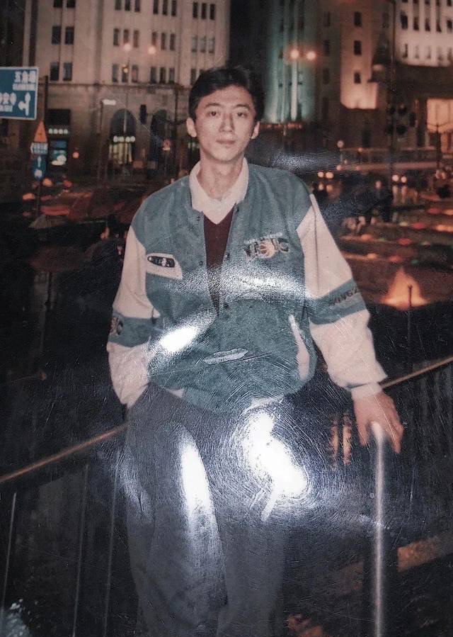网友纷纷找出爸爸年轻时的照片, 在哪个没有美颜滤镜的年代, 有这