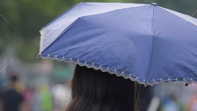 烈日下打伞防晒的美女,走路好优雅