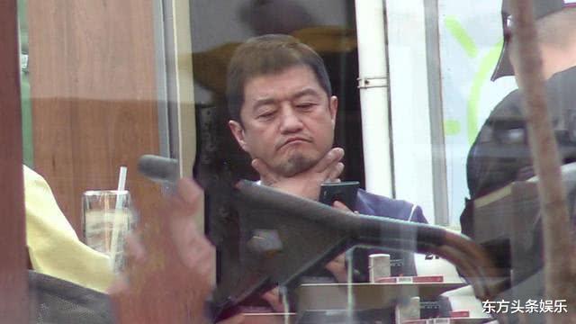 #李亚鹏#李亚鹏忧心李嫣滞留国外，一脸胡茬坐镇自家餐厅，愁容满面抽闷烟