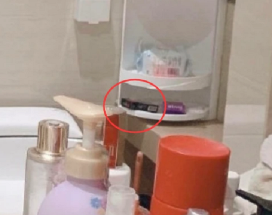 杨超越■杨超越更新动态后秒删?有网友却发现了烟盒,本人回应:我家猫的