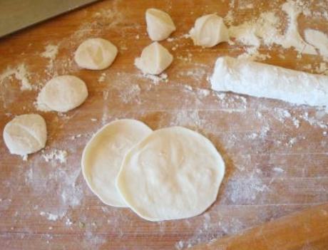 洋葱：洋葱别炒着吃，教你新吃法，上桌大人小孩抢着吃，鲜香多汁真过瘾