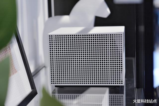 投影仪■小米生态链推出家用投影仪，内置MIUI TV系统，白天开窗效果如何？