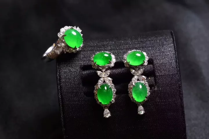 『翡翠』大妈戴了款4色玉镯，说价值300万，行家：一条“色”值一个亿。