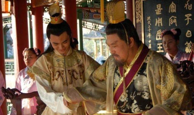 皇帝做了个怪梦，翻试卷时，看到一考生名字，大喜：状元就是他了