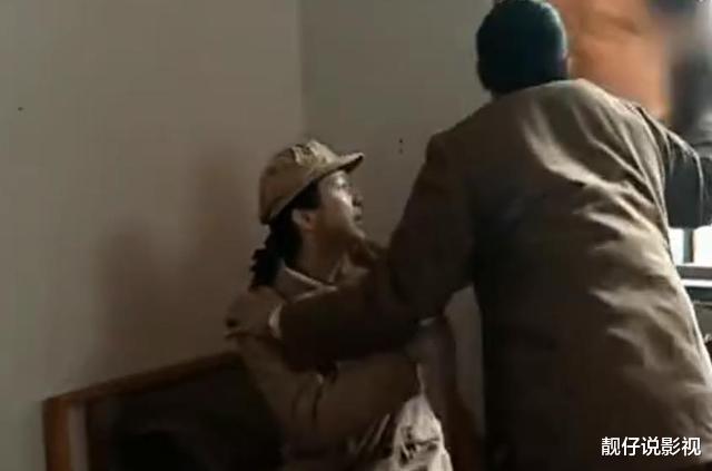 『亮剑』亮剑：同样是两口子多日未见，老版忙着拉窗帘，新版也太开放了吧