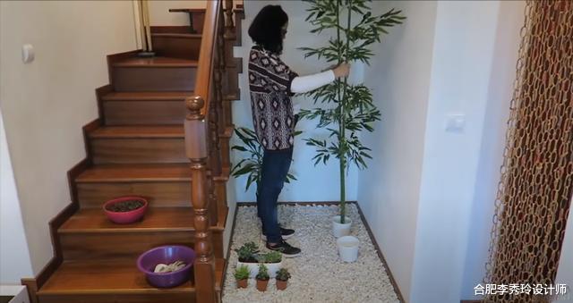 「」楼梯下面1㎡，妹子挖桶石子倒在这，摆上绿植，妥妥一个室内小院