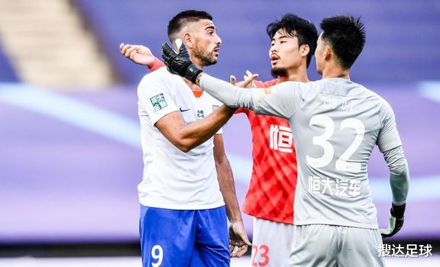 拉斐尔·瓦拉内|1分钟内2次失误回传！董路神吐槽：瓦拉内附体，都看欧冠了吧