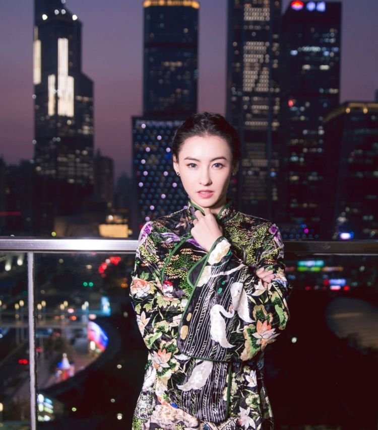 张柏芝|张柏芝第三胎父亲未清，如今又曝怀上四胎？谢霆锋回应引起争议