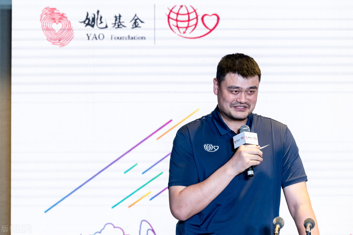 姚明|太励志了！独臂少年亮相姚明慈善赛，一动作令男篮集体汗颜