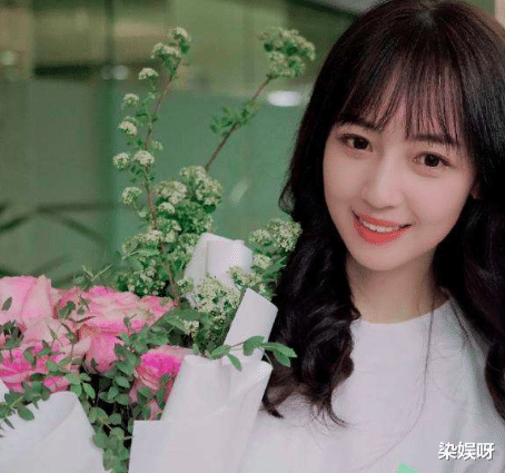 秦牛正威:刘雨昕虞书欣还在争C位,秦牛正威已接拍电影,她到底什么背景?