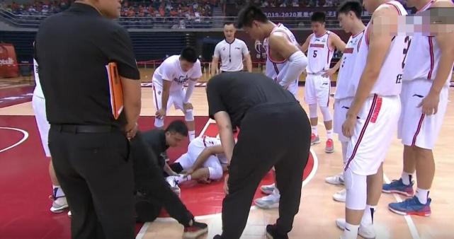 广东男篮|永远的大哥！易建联受伤后，队友这举动让人动容：活该十连冠
